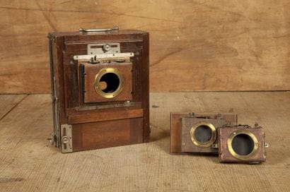 Une chambre photographique, corps en acajou,...