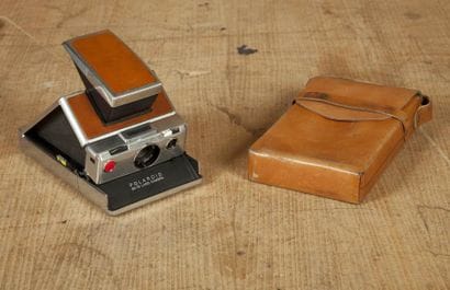 Un appareil polaroid, pliable. SX-70. Corps...