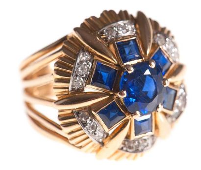Bague en fils d'or jaune, ornée de saphirs...