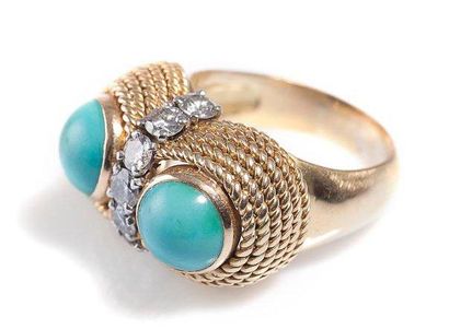 Bague en or jaune, ornée de deux turquoises...