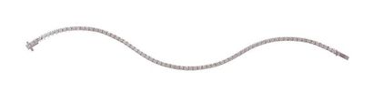 Bracelet en or gris entièrement serti de...