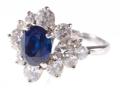 Bague fleur stylisée en or gris, ornée d'un...