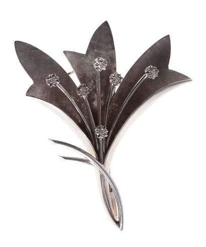Broche gerbe en argent guilloché, agrémentée...
