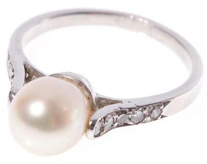 Bague en platine, ornée d'une perle de culture...
