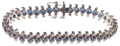 Bracelet en or gris, serti d'une ligne de...