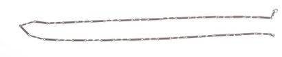 Collier en or gris, articulé de petits maillons...