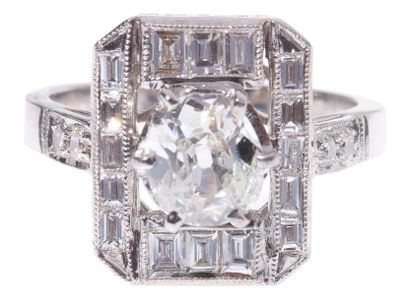 Bague en or gris, ornée d'un diamant de taille...