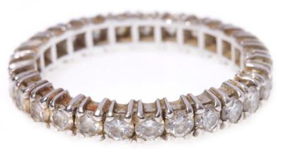 Alliance en or gris, sertie de diamants....