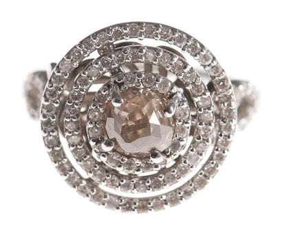 Fine bague en or gris, centrée d'un diamant...