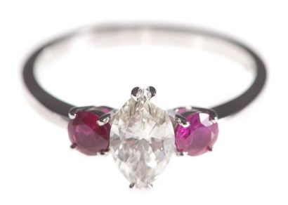 Bague en or gris, ornée d'un diamant de taille...