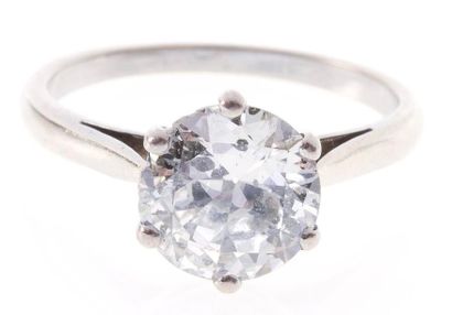 Bague en or gris, ornée d'un diamant pesant...