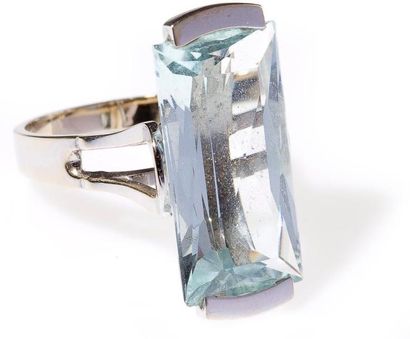 Bague en or gris, ornée d'une aigue-marine...