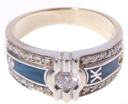 KORLOFF
Bague en or gris, ornée d'un diamant...