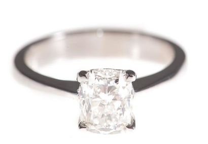 Bague en or gris, ornée d'un diamant de taille...