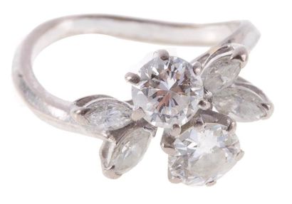 Bague en or gris, ornée de deux diamants...