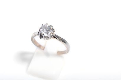 Bague en or gris, ornée d'un petit diamant....