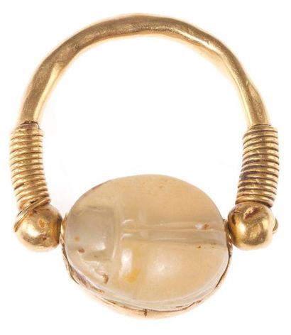 Bague en or jaune, ornée d'un scarabée égyptien...