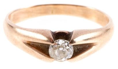 Bague en or jaune, ornée d'un diamant de...
