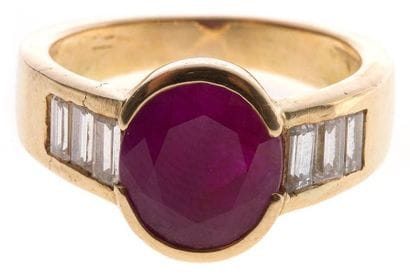 Bague en or jaune, ornée d'un rubis ovale...