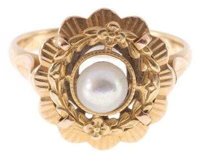 Fine bague en or jaune, ornée d'une perle...