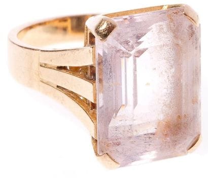 Bague en or jaune, ornée d'un quartz rose...