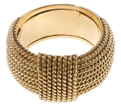Large bague en or jaune cordé. Poids: 18,6...