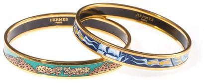 HERMES
Bracelet en métal doré à décor marine...
