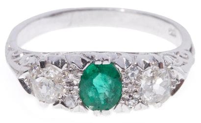 Bague en or gris, ornée d'une émeraude, l'épaulement...