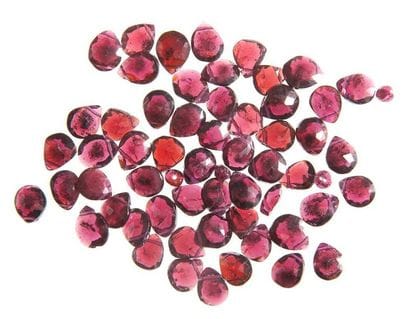 Lot de perles de grenats taillés en goutte....