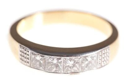 Demi-alliance en or jaune, sertie de 4 diamants...