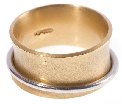 Bague jonc incurvé en or jaune brossé sur...