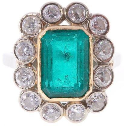 Bague en or gris, ornée d'une pierre verte...