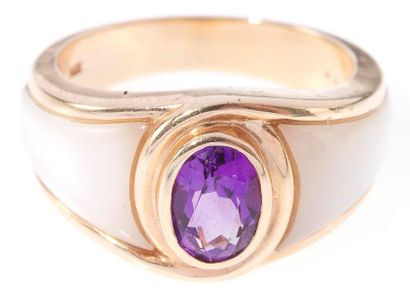 Bague en or jaune (14K), ornée d'une améthyste...