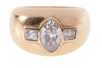 Bague jonc élargi en or jaune, sertie d'un...