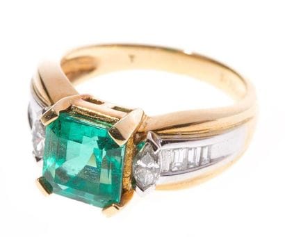 Bague en or jaune, ornée d'une émeraude carrée...