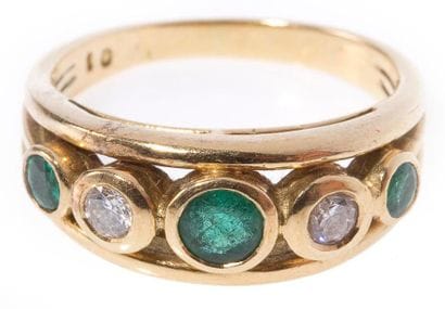 Bague en or jaune, ornée de 3 émeraudes et...