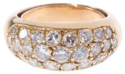 Bague jonc en or jaune, pavée de diamants....