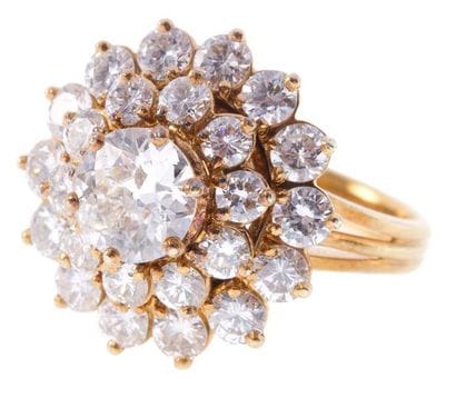 Bague pompon en platine, centrée d'un diamant...