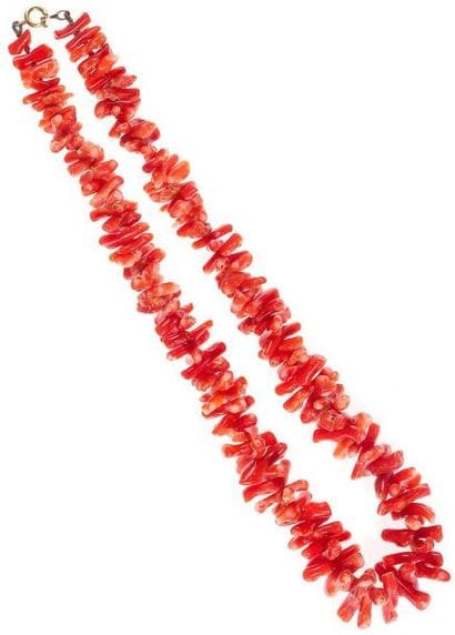 Collier de bâtonnets de corail en chute