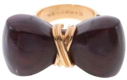 Bague en or jaune à motif de noeud en bois...