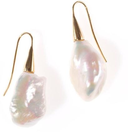 Paire de boucles d'oreilles en or jaune ornées...