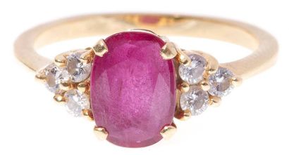 Bague en or jaune, ornée d'un rubis de forme...