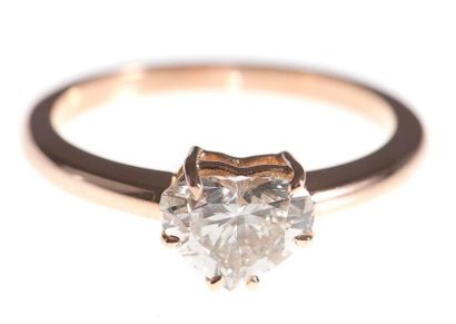 Bague en or rose, ornée d'un diamant taillé...