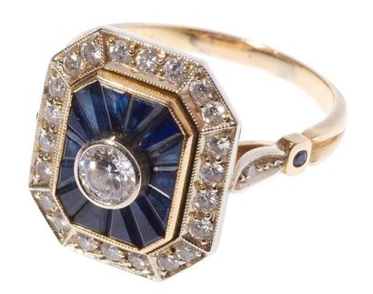 Bague en or jaune, centrée d'un diamant entouré...