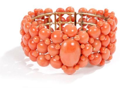 Large bracelet serti de pastilles de corail,...