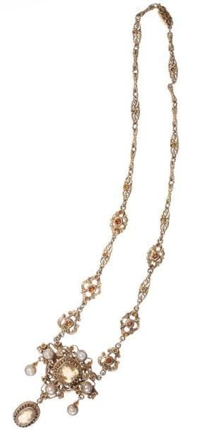 Collier en métal doré serti de pierres de...
