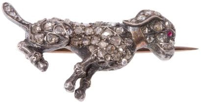 Broche petit chien en argent sertie de roses,...