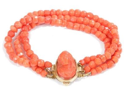 Bracelet de trois rangs de boules de corail...