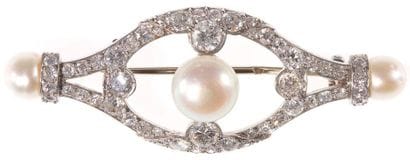MARZO
Broche en platine, ajourée, ornée d'une...