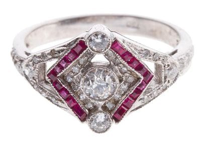 Fine bague en or gris, ajourée, sertie de...